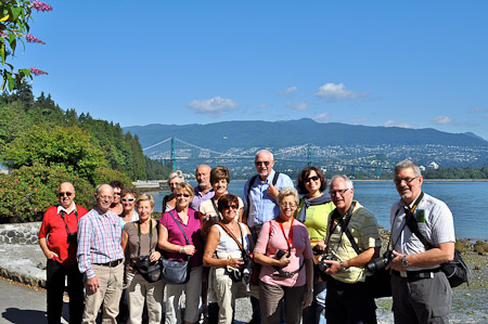 Zaterdag 30 juli -  Vancouver, British Columbia...Groepsfoto met de Lions Gate Bridge op de achtergrond