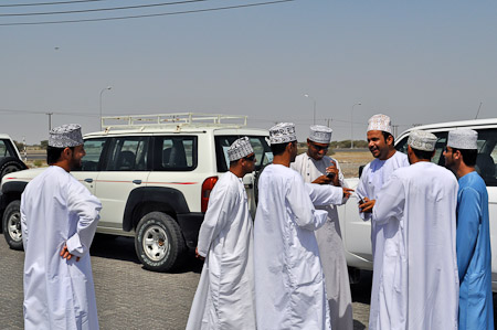Woensdag 9 maart 2011 -  Muscat - Oman - onze 4x4 jeeps met verrassend grappige chauffeurs 