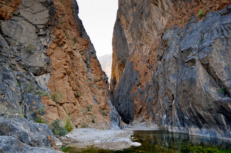 Woensdag 9 maart 2011 -  Muscat - Oman - de eeuwenoude vulkanische canyon eindigt in een smalle kloof  