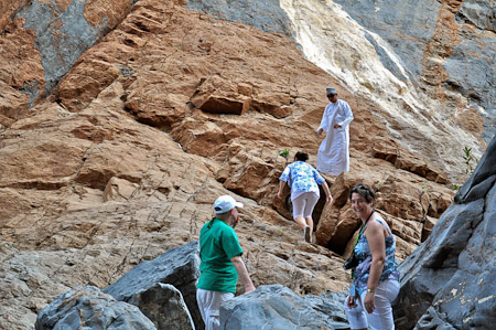Woensdag 9 maart 2011 -  Muscat - Oman - de dappersten onder ons klauteren er door