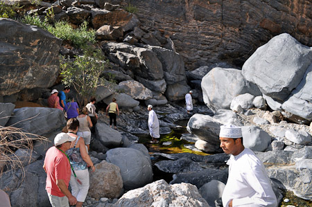 Woensdag 9 maart 2011 -  Muscat - Oman - de dappersten onder ons klauteren er door